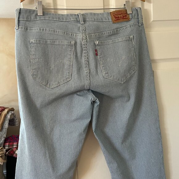 Ladies' Levi's striped knee-length (Bermuda) roll-cuff shorts, Size 16W - Picture 1 of 10